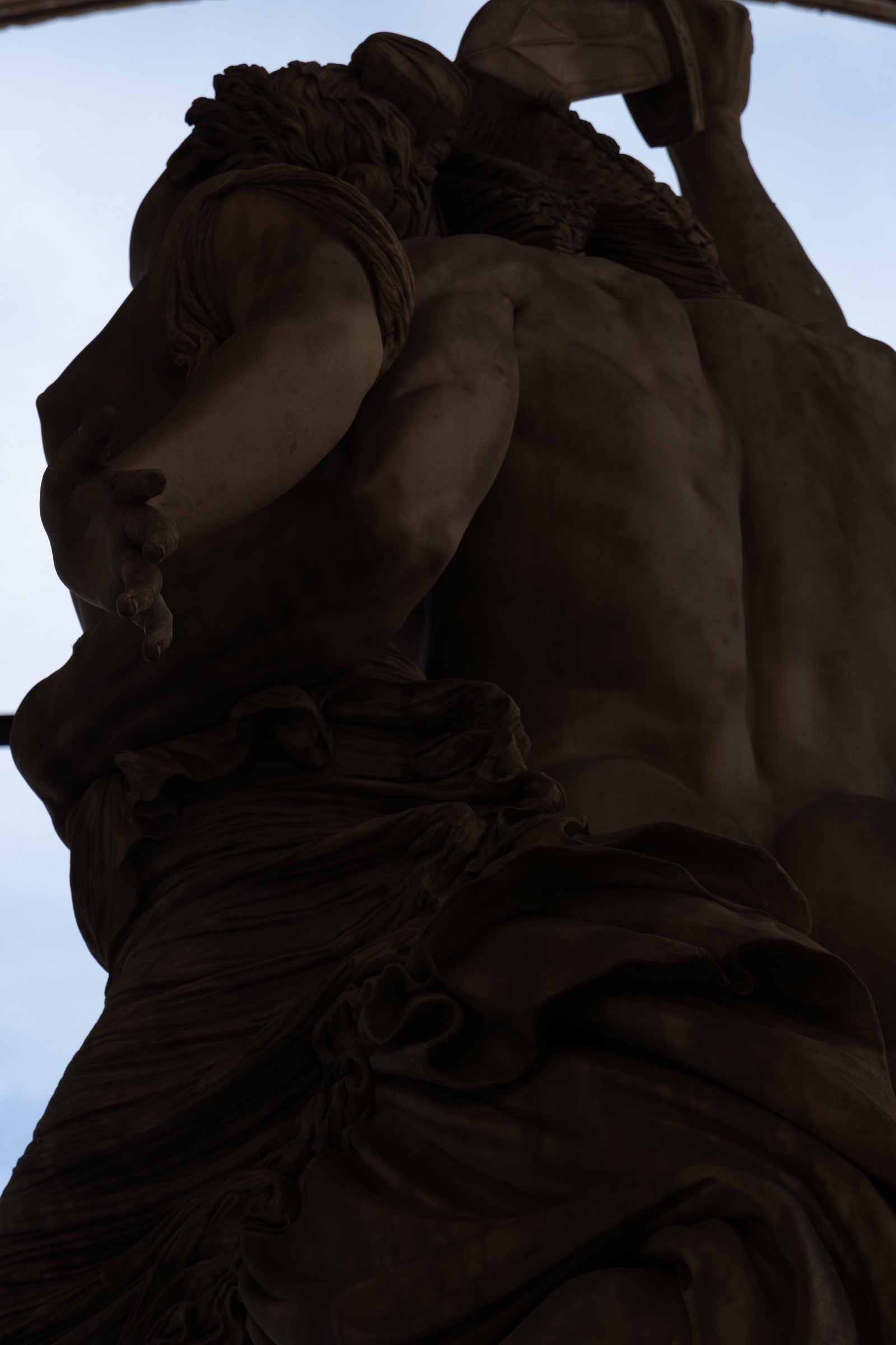 Imagem original da escultura vista de baixo contra o céu