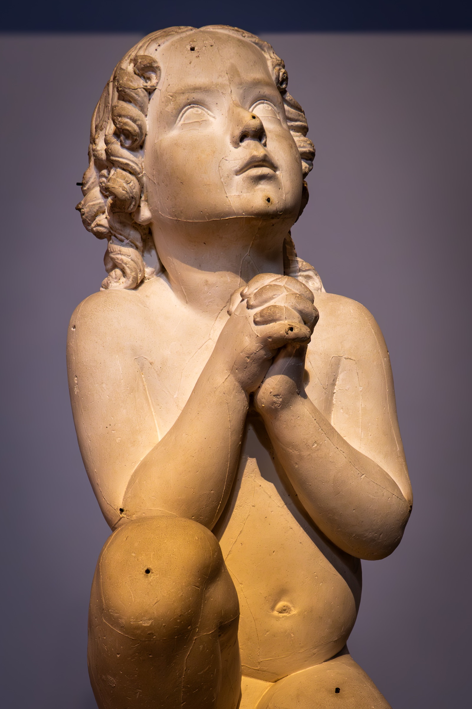 Imagem original da figura ajoelhada vista por inteiro