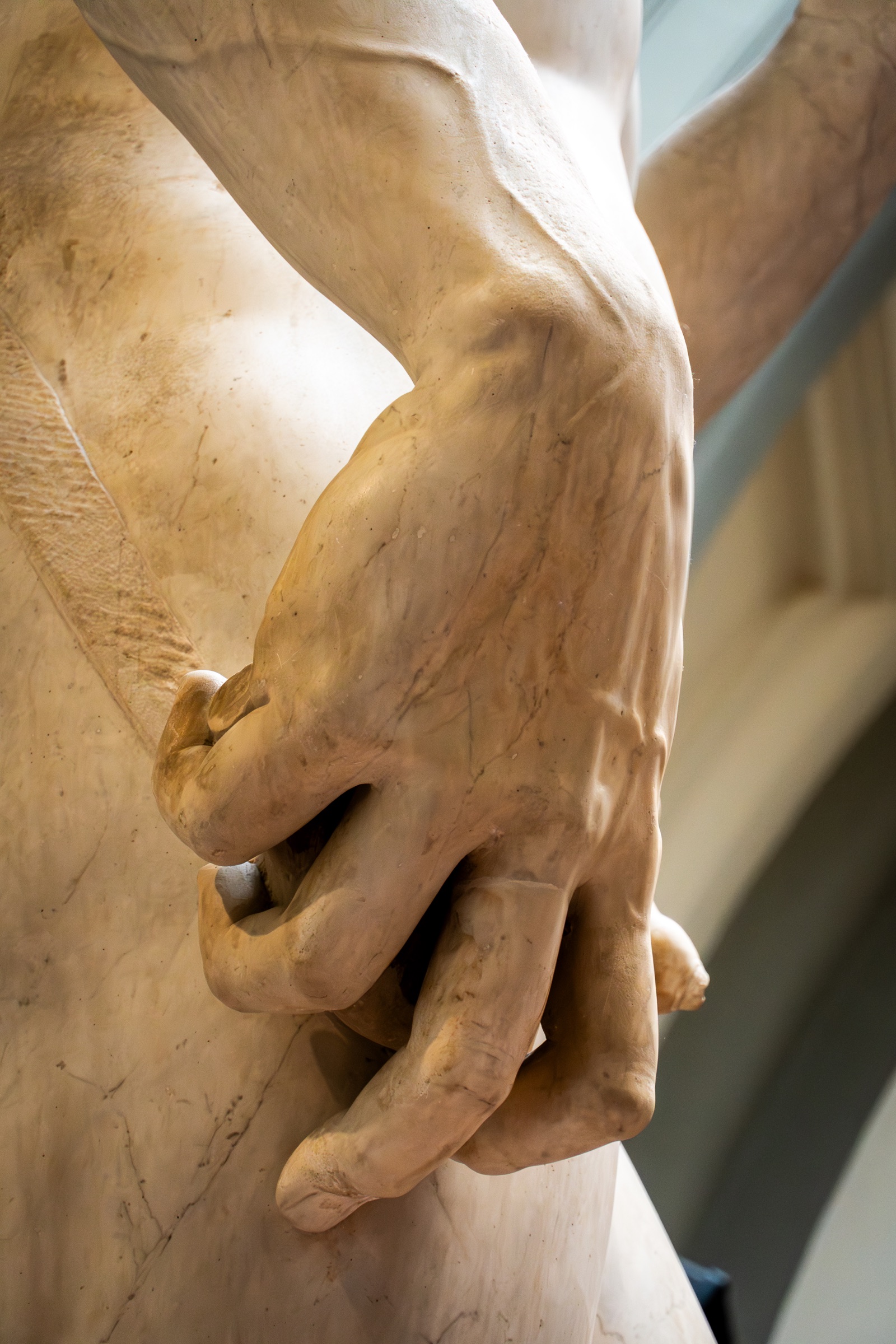 Detalhe vertical de escultura em mármore fotografada em Florença
