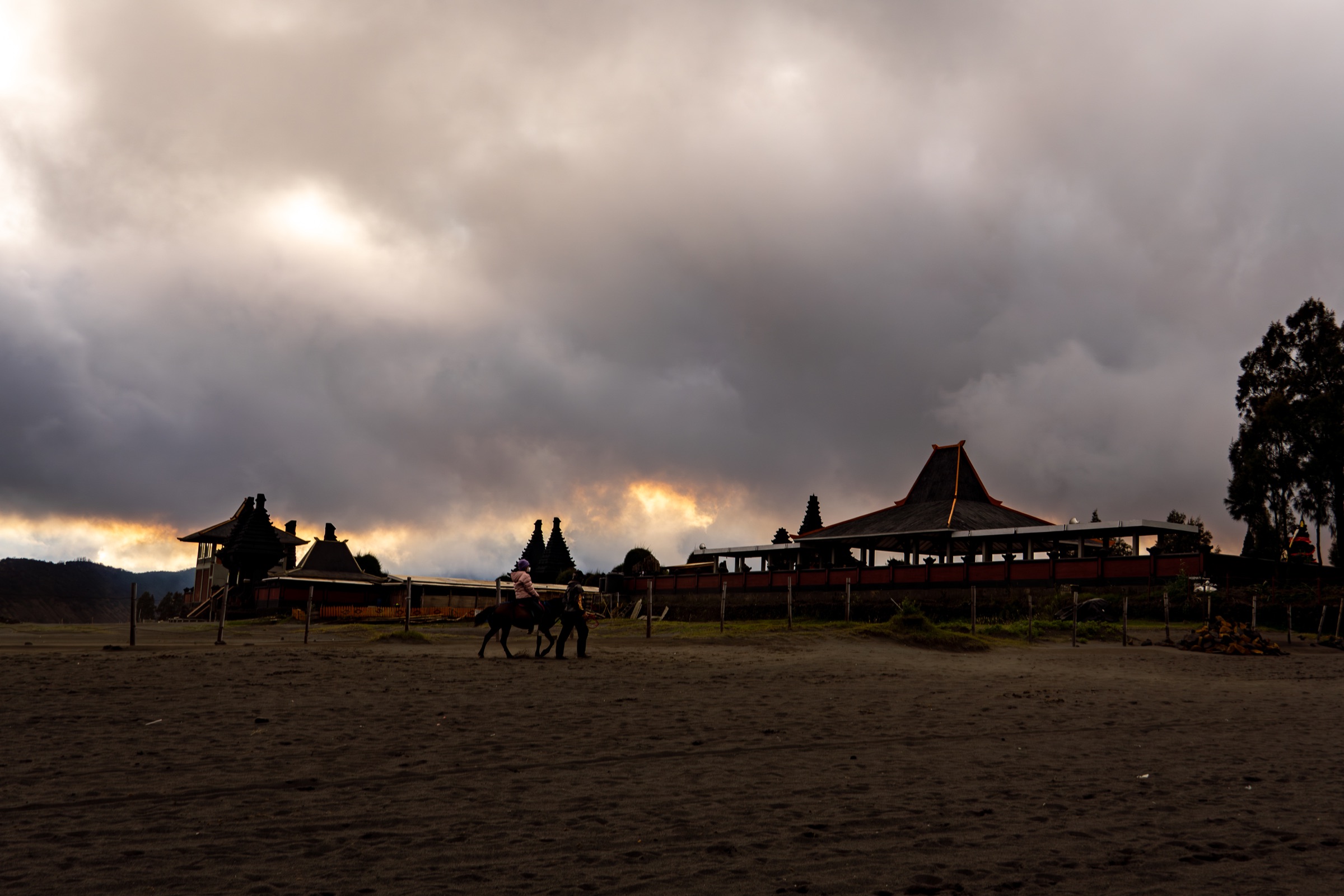 Trabalhadores e cavalos modificando o assunto das fotografias no território do Bromo